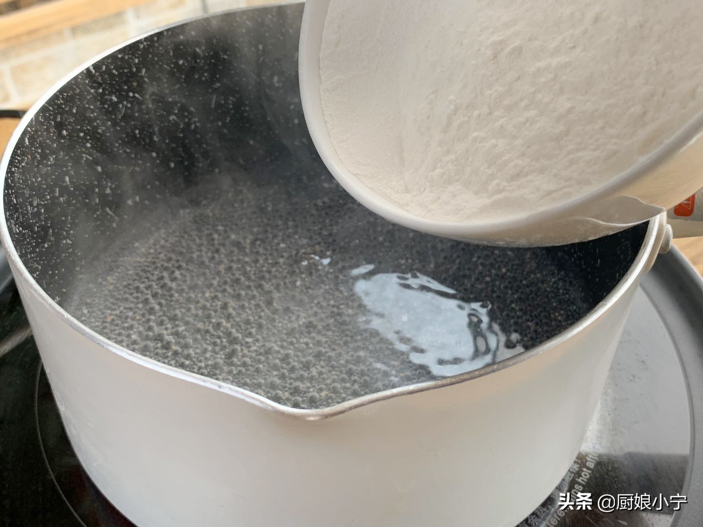 油炸糕怎么做才会蓬松酥脆视频,大黄米面油炸糕怎样做酥脆鼓大泡