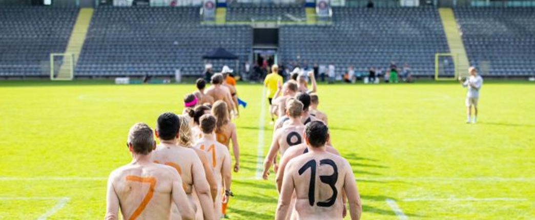 德国11名男女赤着全身参加足球比赛，组织者称“这是艺术展示”