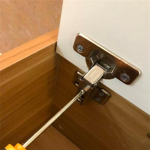 柜门铰链螺丝刀松动固定神器,柜门上的螺丝拧不下来怎么办