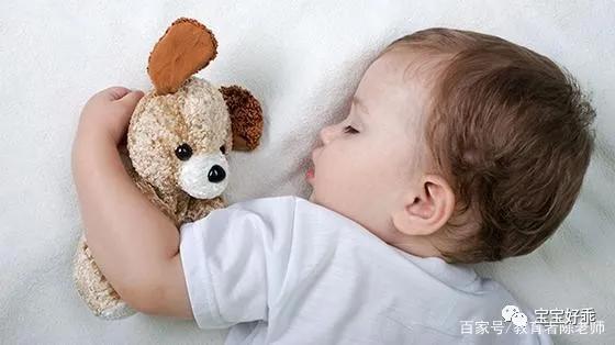 0-3个月婴儿怎么趴怎么翻过来,宝宝趴睡要帮他左右换头吗