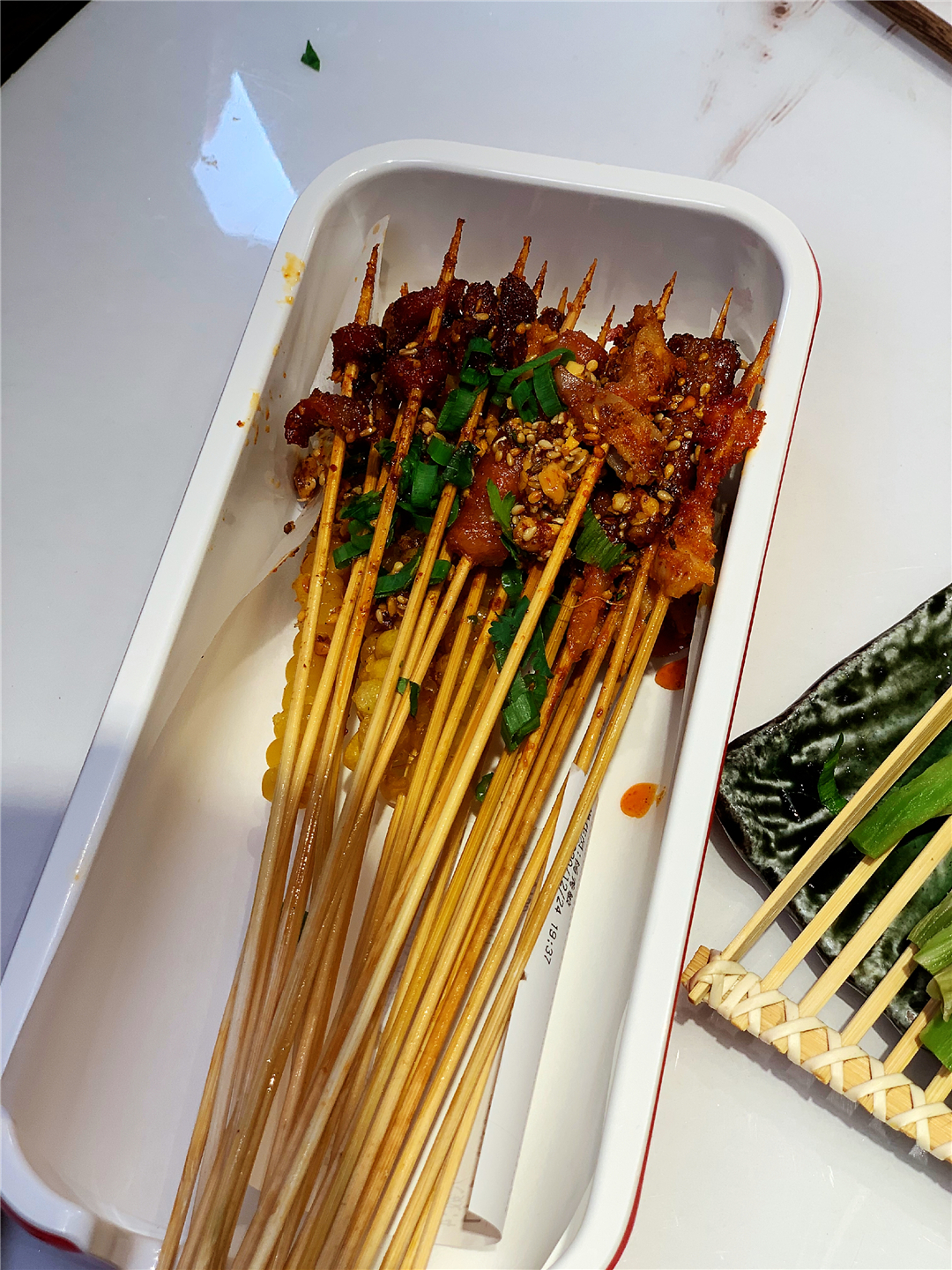 长春桂林路有家电影《叶问》同款火锅酒馆，楼里面有座“香港城”