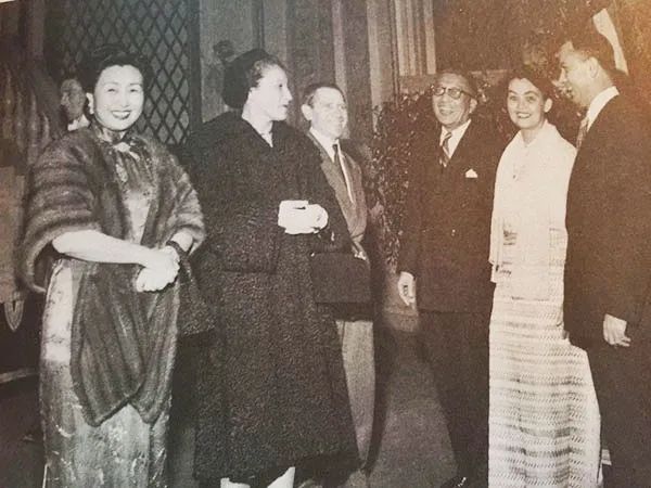 上海复旦大学校花开车去新天地,从外滩下来的复旦校花