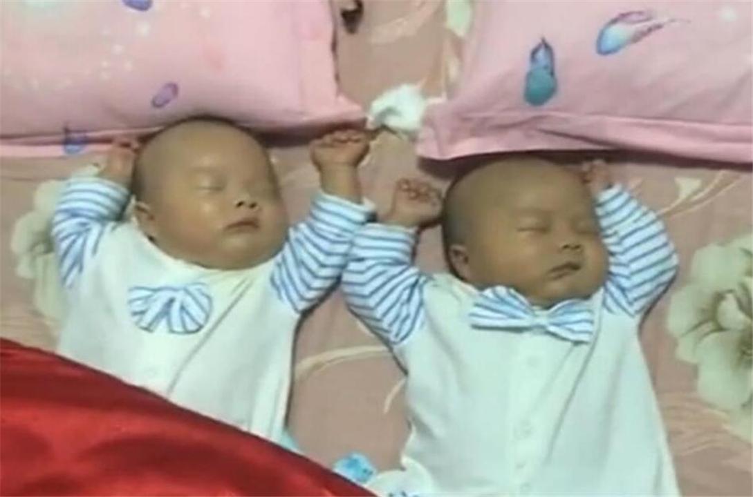 奶爸分享宝宝搞笑吃奶姿势,萌娃喝奶奇葩小动作