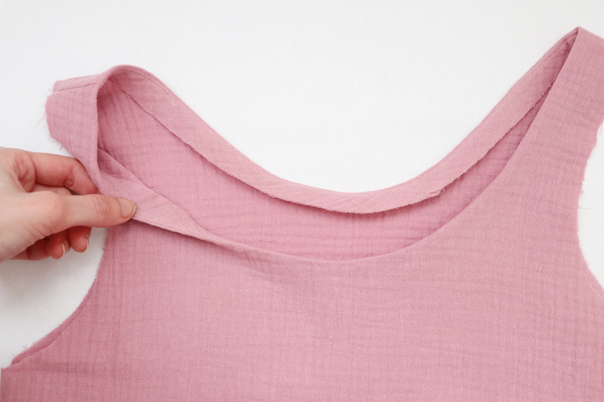 领口和领子的缝合方法,v领领口中间有三针平针缝合方法