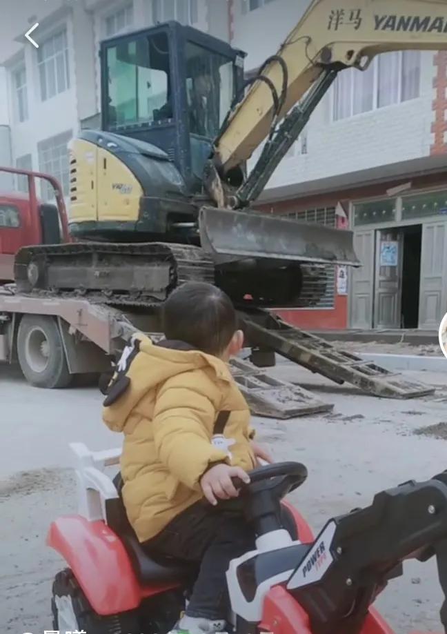 痴迷挖掘机的小男孩,为什么小男孩都喜欢挖掘机