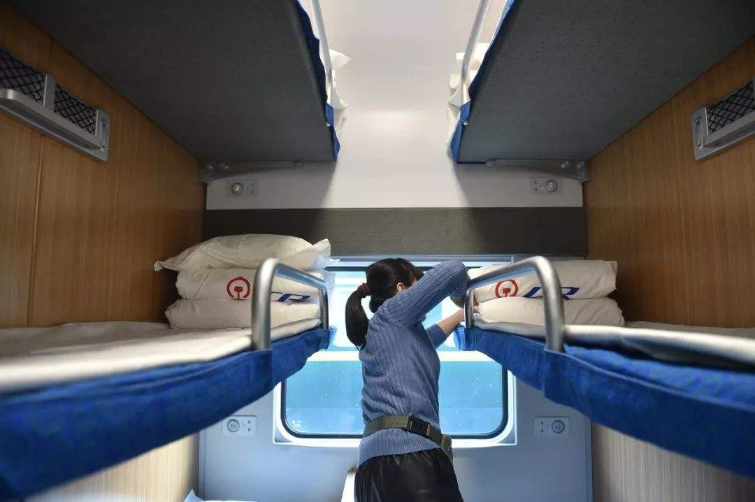 奇葩动车组黑色,绿色动车组