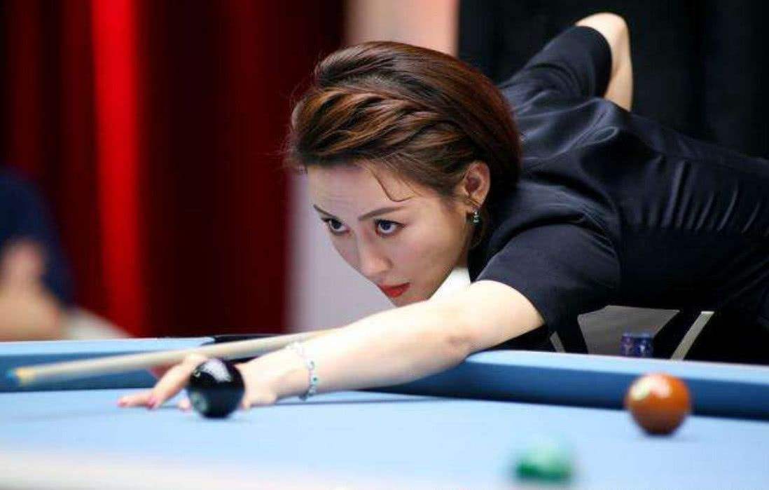 37岁潘晓婷身价过亿，比赛时屁股口袋鼓起，网友：真让人脸红