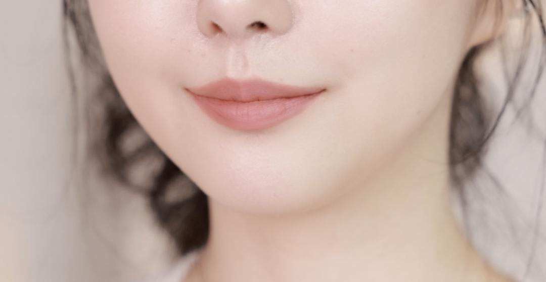薄唇素颜怎么涂口红,厚唇涂口红日常妆