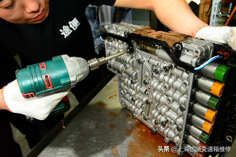 09年宝马730修变速箱讲解,2011年宝马730变速箱传感器故障