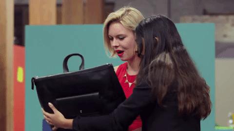 女子买名牌包,现代女孩包包排行榜