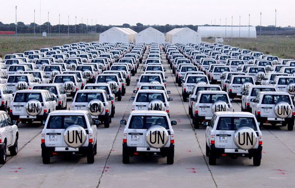 日产途乐vs丰田陆巡越野视频,日产途乐和丰田陆巡哪一款车更大