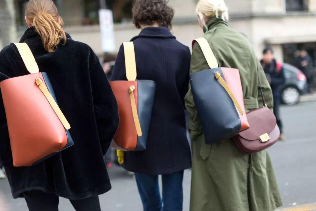 会背水桶包的人,会背奢侈品包包