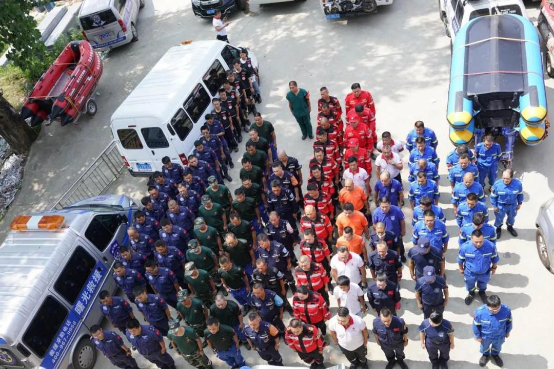 无惧风雪严寒坚守战役一线,不惧风雨救援