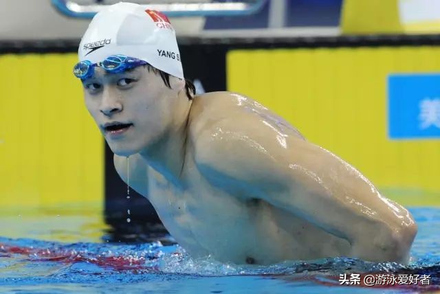 蛙泳后半身下沉,蛙泳夹肘怕下沉