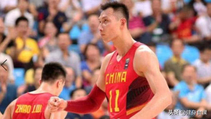 易建联喝蛋白质视频,易建联喝蛋白粉