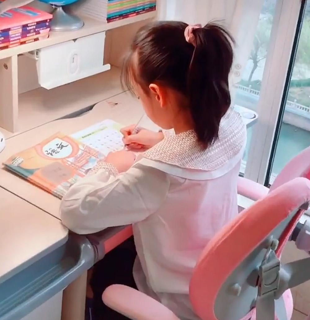 自律的孩子试卷笔迹,小学生作业字迹走红网络