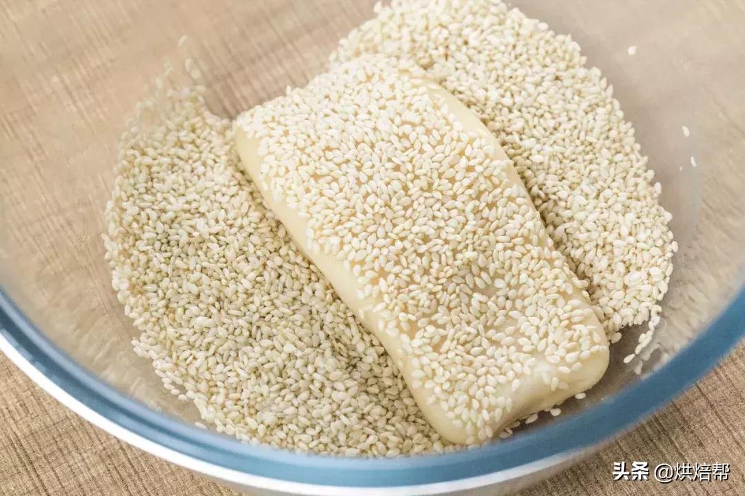 如何用烤箱烤芝麻烧饼,老北京麻酱芝麻烧饼的烤箱做法