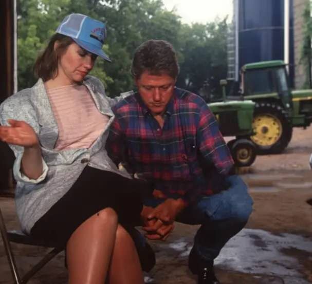 希拉里有多强势？坐在椅子上翘着二郎腿，教蹲在脚边的克林顿做事