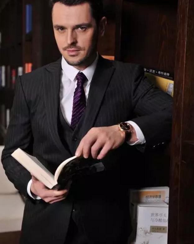 西装应该怎么穿才显得有品位,肩膀宽的人穿西装为什么更好看