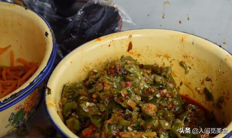 大姐摆摊卖独特小吃1天卖出400碗,90后小夫妻街边摆摊卖小吃