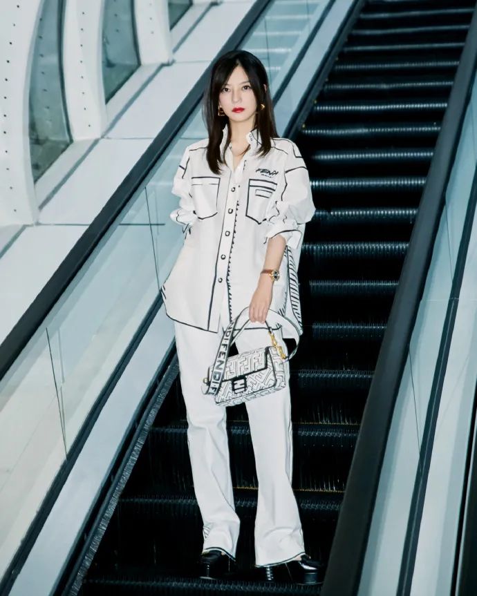 肩膀又宽又厚应该如何有效改善,肩膀又宽又厚的女生怎样穿衣搭配