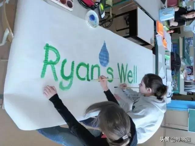 用零花钱给非洲挖了1000多口井，只因孩子眼泪，是那里最干净的水