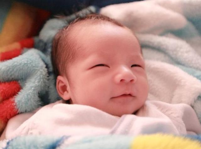 新生妈妈母乳喂养小知识,宝宝母乳喂养初次应该吃什么辅食