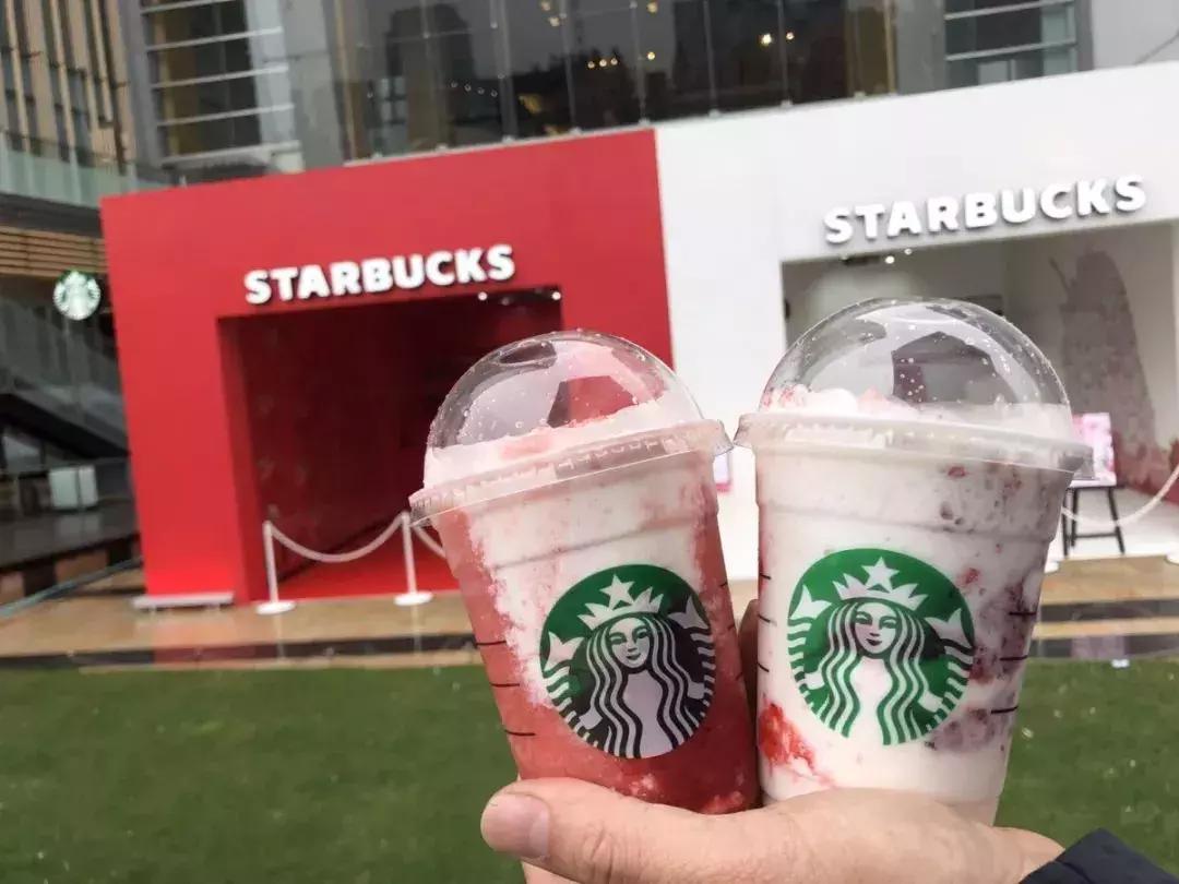 代购爆单预感！星巴克最新“猫耳杯”、“草莓收纳包”成超级网红