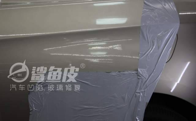 车门棱角凸陷如何无痕修复,别克车门深凹痕无痕修复案例