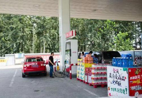 加油站上班一个月工资是多少钱,加油站工资低为什么都抢着去上班