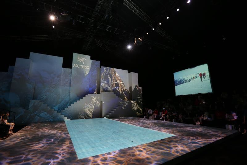 始祖鸟服装1019发布会,始祖鸟白色走秀