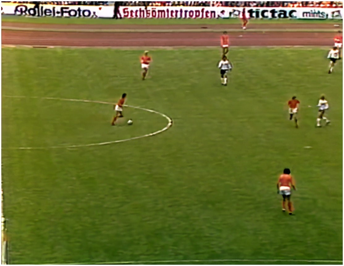 荷兰全攻全守打法是什么阵型,意大利的防守反击荷兰的全攻全守