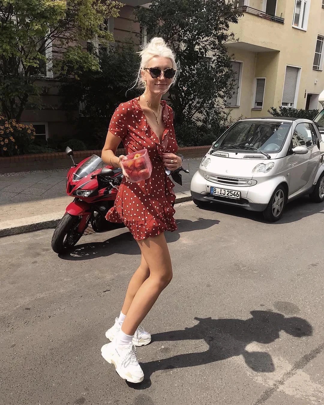 时尚流行减龄的穿法大码,运动鞋搭配裙装这种造型更加时髦