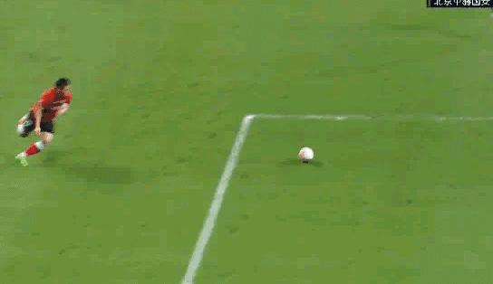 就是不吹点球!又是上港的比赛,主裁判刷新了对手球的认识