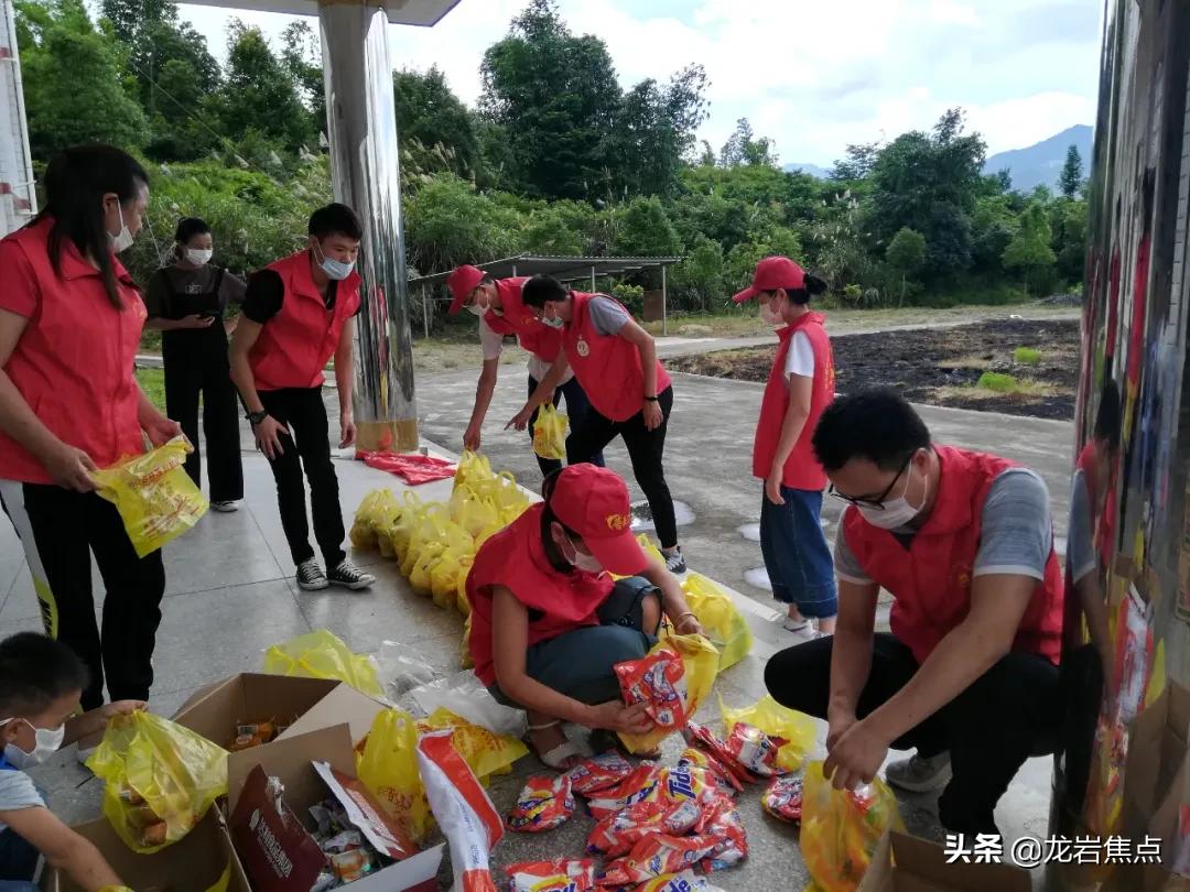 志愿者红马甲走进老人院,红马甲志愿者走访孤寡老人