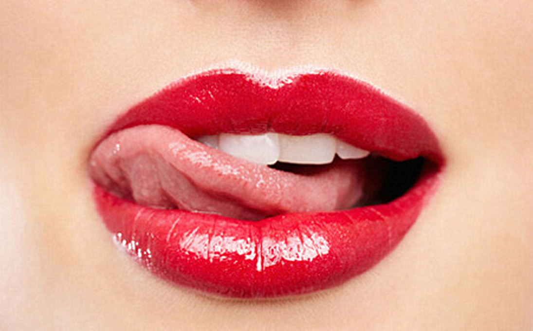 女生为什么舔嘴唇,女生一直舔嘴唇什么意思