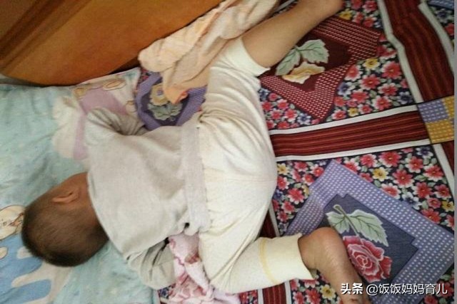 宝宝总爱趴着睡怎么回事,宝宝为什么老爱趴着