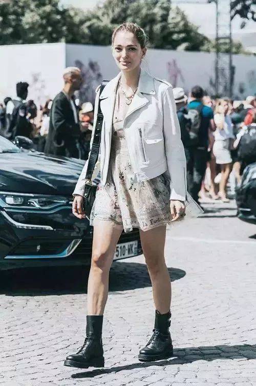 马丁靴裙子洋气时髦,长筒系带马丁靴搭配裙子图片
