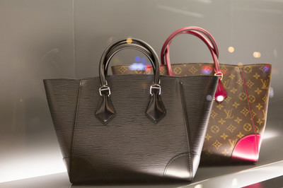 男的赚钱女的也要赚钱,男的挣钱养家女的挣钱只养自己