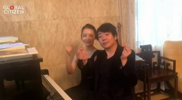 郎朗吉娜夫妻三重奏完整,郎朗吉娜在家四手联弹