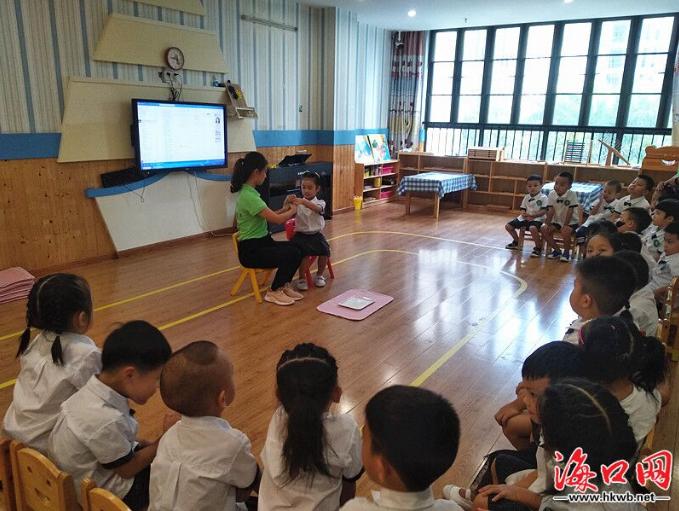 去幼儿园家长更不舍,纠结到底去不去幼儿园