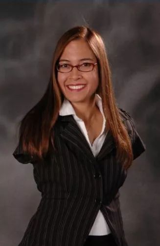 无手臂女孩开车,无臂女孩用脚玩王者荣耀