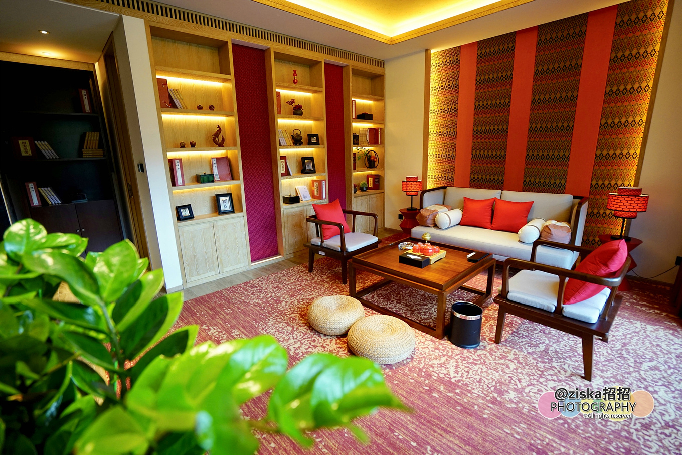 小伙探索神秘洞穴视频,小伙独自探索深山神秘古墓