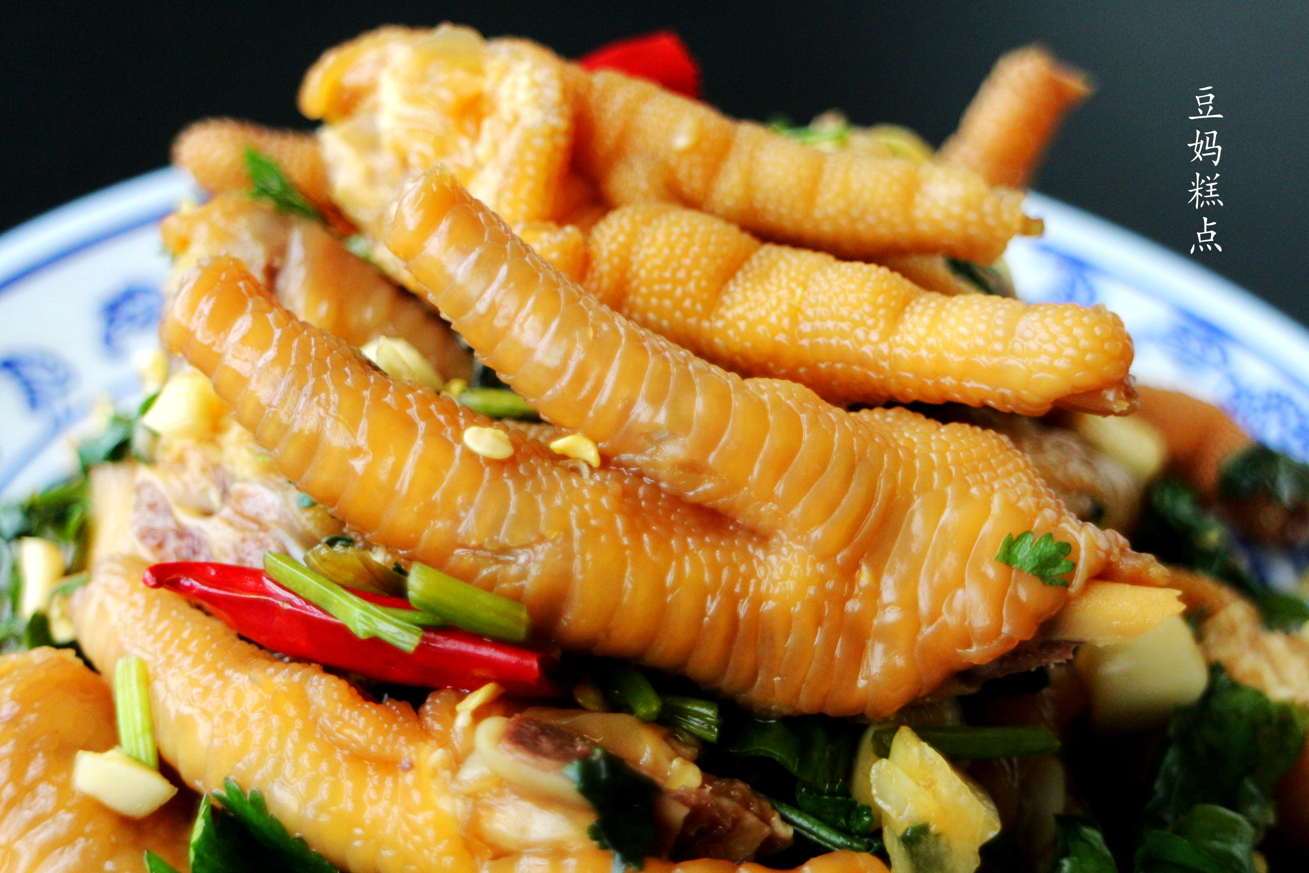 好吃的泡鸡脚的做法视频,酸辣可口的泡鸡脚