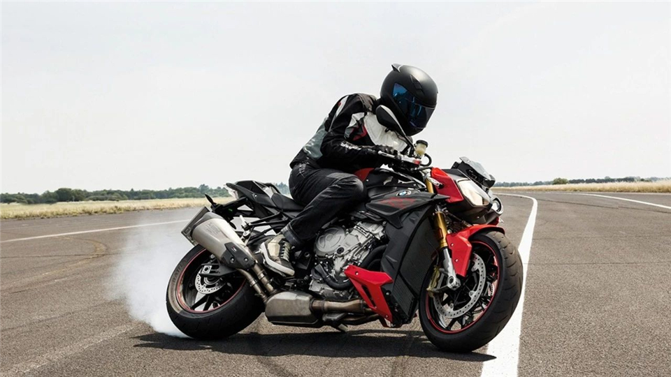 宝马最新s1000rr摩托车,宝马新款四缸街车s1000r谍照曝光