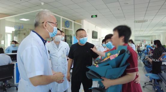 医院教师节走访慰问活动,学校慰问生病教师送温暖活动