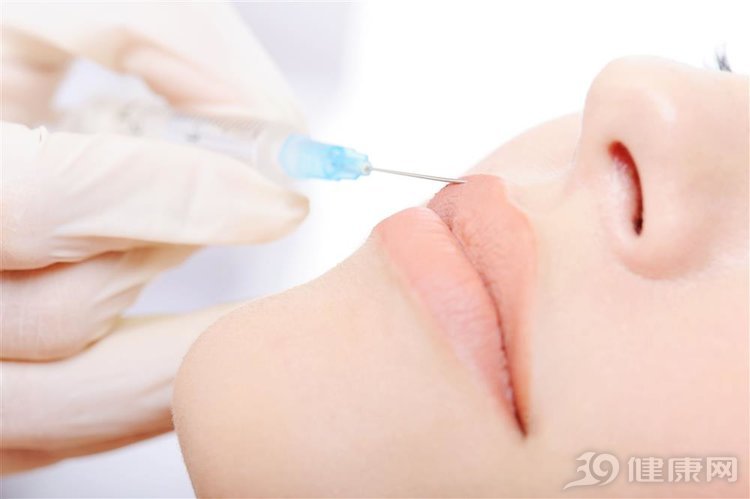 “她的整容脸，靠15次手术固定”：不要命的美，害了多少年轻女孩