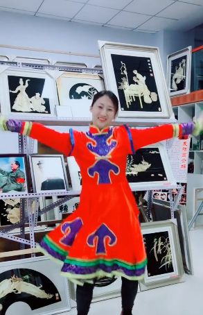 90后美女白领“逃离”大城市回乡创业，用秸秆作画年收入过百万