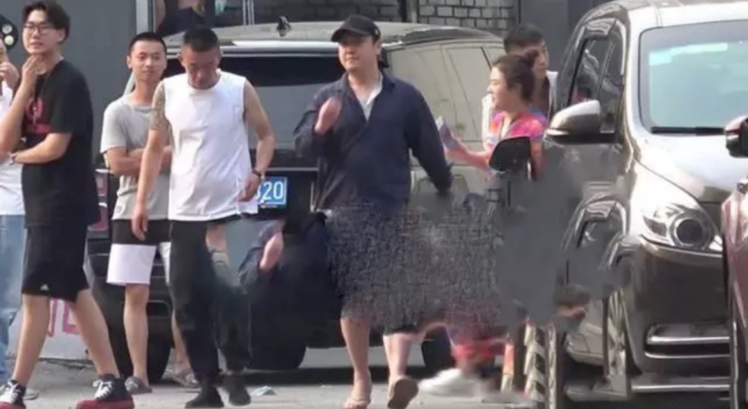 沈腾妻子王琦深夜聚餐被拍,沈腾和老婆王琦年轻照片