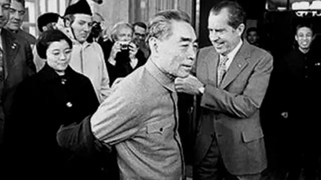 敬爱的周总理两次握手,高尚的情商和智慧,让数亿人敬仰